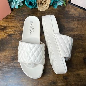 Wild Pair Elevated Slide Flatform Sandals Size 9 nwt and box